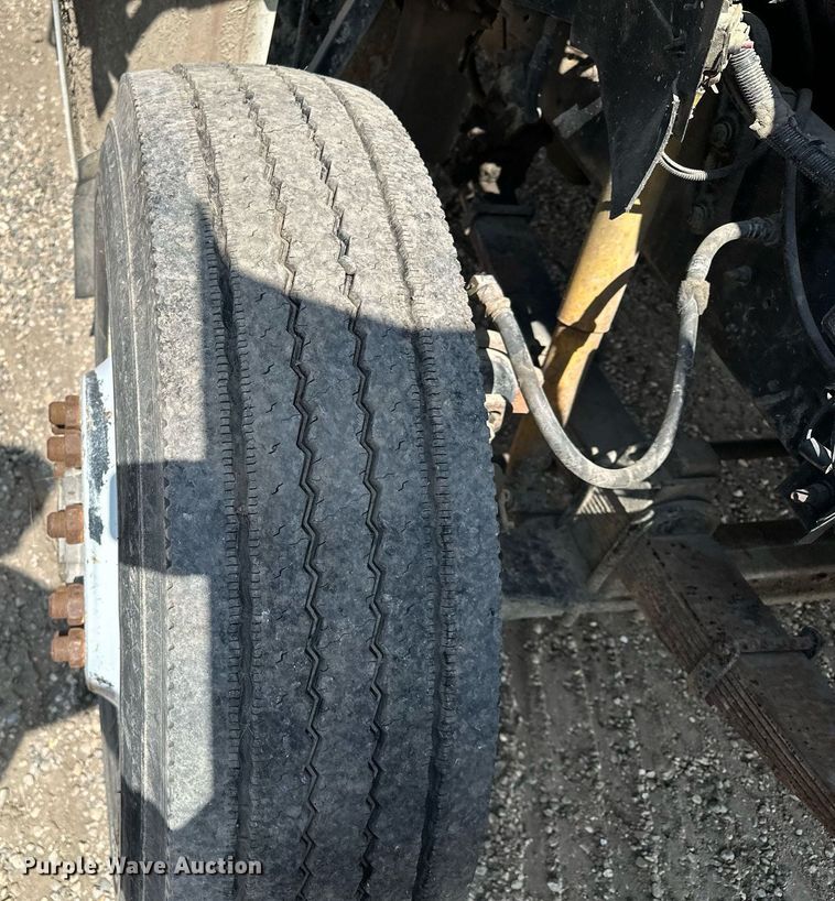 image for item MQ9300 1990 Ford F800  box truck