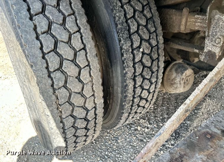 image for item MQ9300 1990 Ford F800  box truck