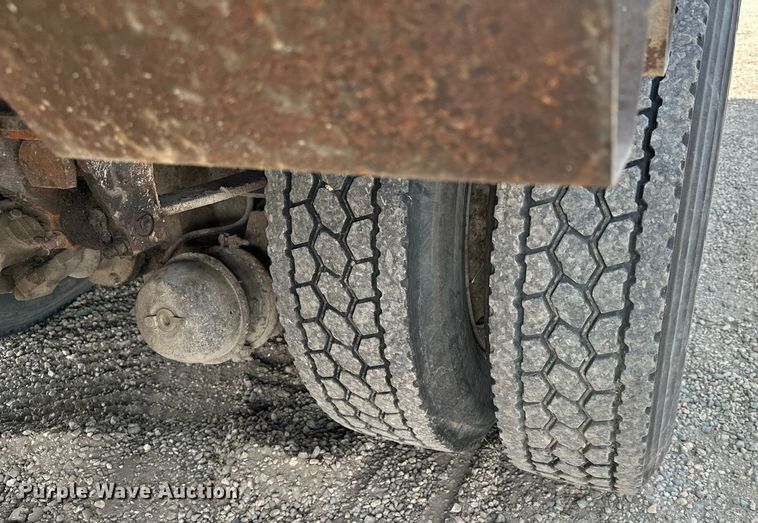 image for item MQ9300 1990 Ford F800  box truck