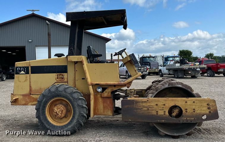 image for item MQ9301 1995 Caterpillar CP433C  single drum vibratory roller