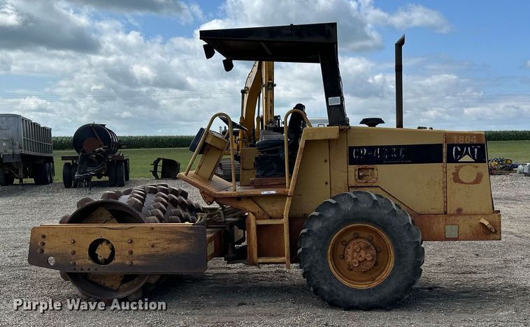 image for item MQ9301 1995 Caterpillar CP433C  single drum vibratory roller