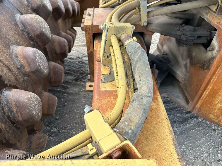 image for item MQ9301 1995 Caterpillar CP433C  single drum vibratory roller