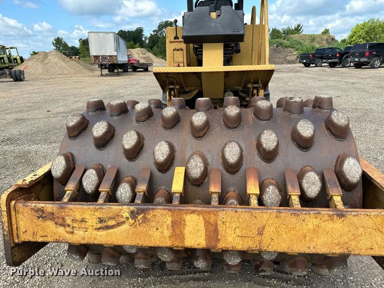 image for item MQ9301 1995 Caterpillar CP433C  single drum vibratory roller