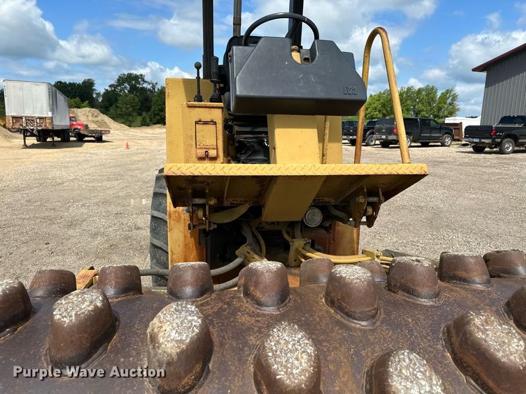 image for item MQ9301 1995 Caterpillar CP433C  single drum vibratory roller