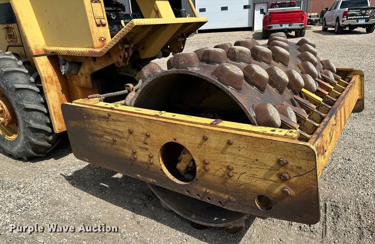 image for item MQ9301 1995 Caterpillar CP433C  single drum vibratory roller