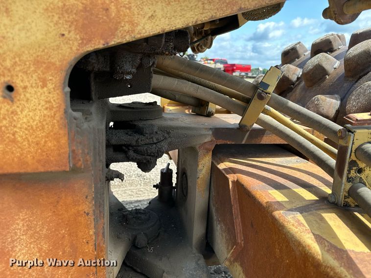 image for item MQ9301 1995 Caterpillar CP433C  single drum vibratory roller