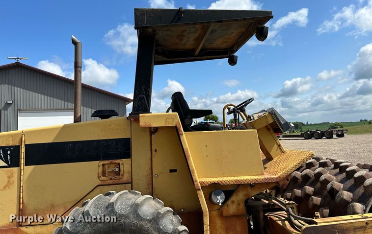 image for item MQ9301 1995 Caterpillar CP433C  single drum vibratory roller