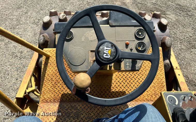 image for item MQ9301 1995 Caterpillar CP433C  single drum vibratory roller