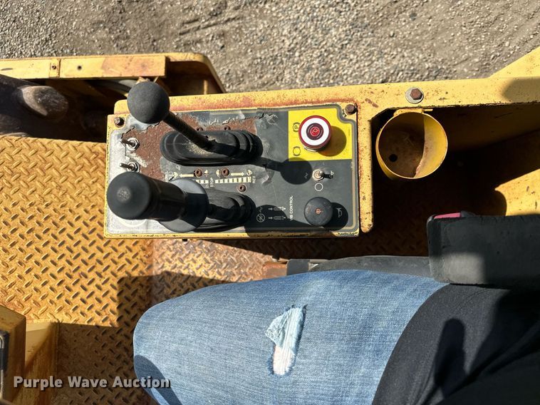 image for item MQ9301 1995 Caterpillar CP433C  single drum vibratory roller