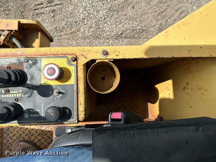 image for item MQ9301 1995 Caterpillar CP433C  single drum vibratory roller