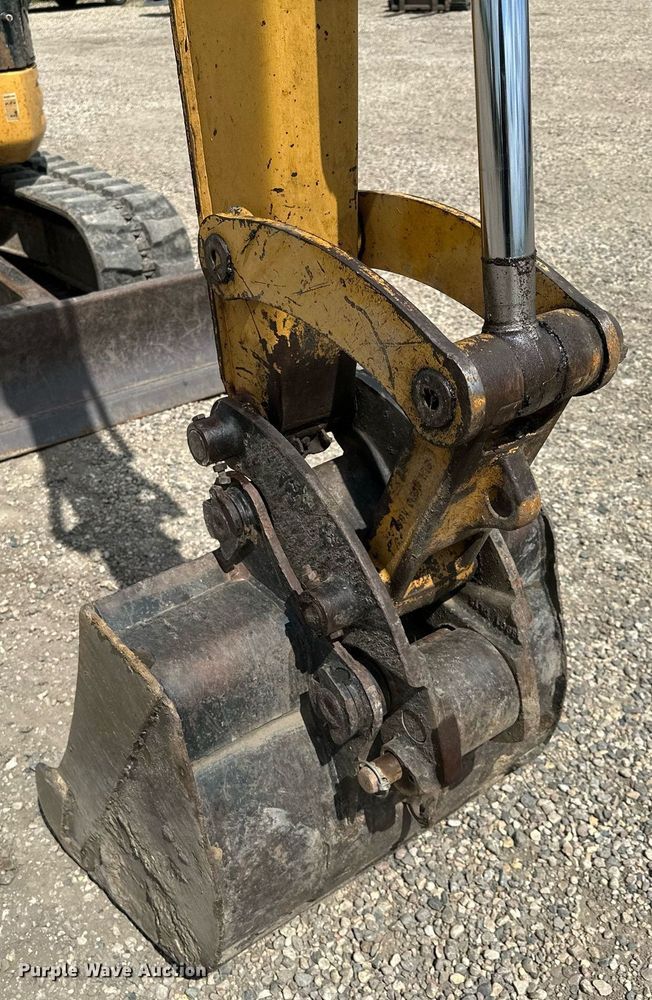 image for item MQ9302 2004 Caterpillar 304CR  mini excavator