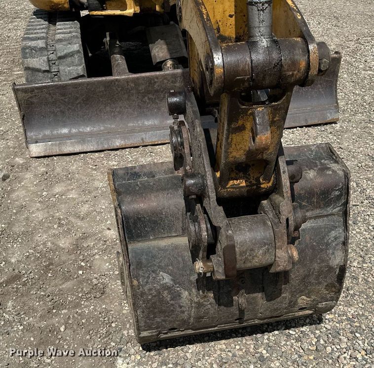 image for item MQ9302 2004 Caterpillar 304CR  mini excavator