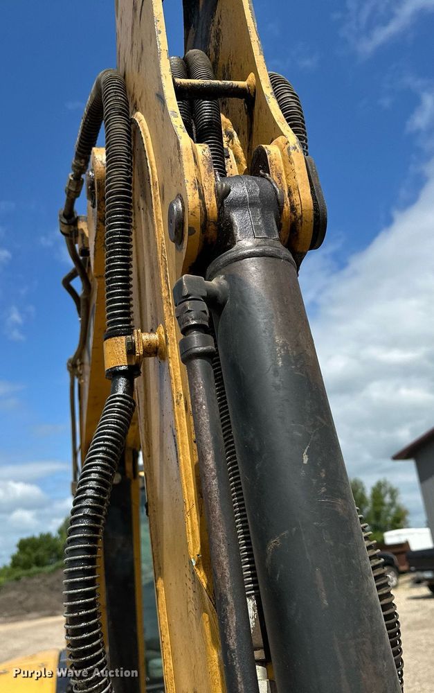 image for item MQ9302 2004 Caterpillar 304CR  mini excavator