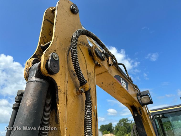 image for item MQ9302 2004 Caterpillar 304CR  mini excavator