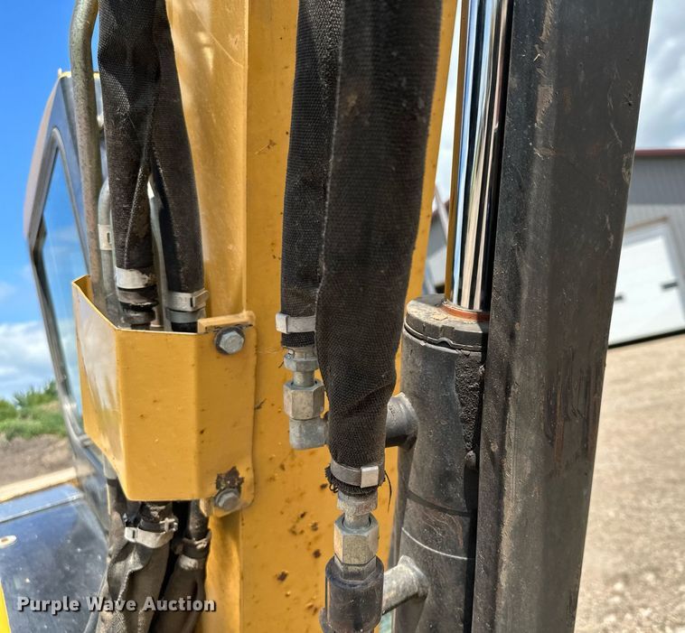 image for item MQ9302 2004 Caterpillar 304CR  mini excavator