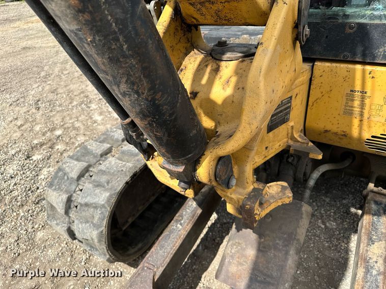 image for item MQ9302 2004 Caterpillar 304CR  mini excavator