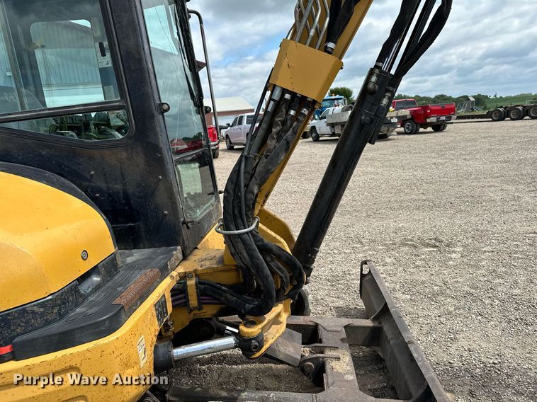 image for item MQ9302 2004 Caterpillar 304CR  mini excavator