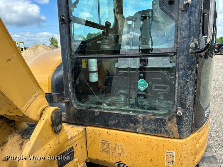 image for item MQ9302 2004 Caterpillar 304CR  mini excavator