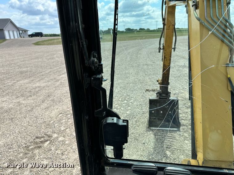 image for item MQ9302 2004 Caterpillar 304CR  mini excavator