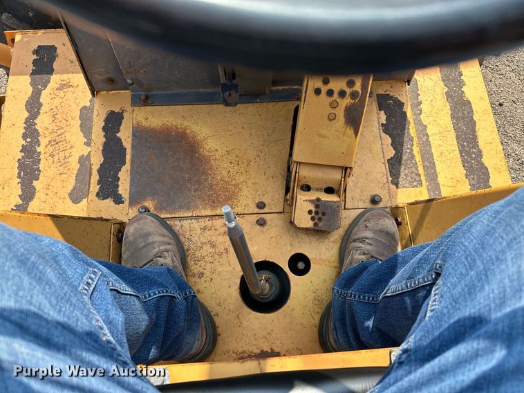 image for item MQ9309 1999 Case 860 Turbo  cable plow