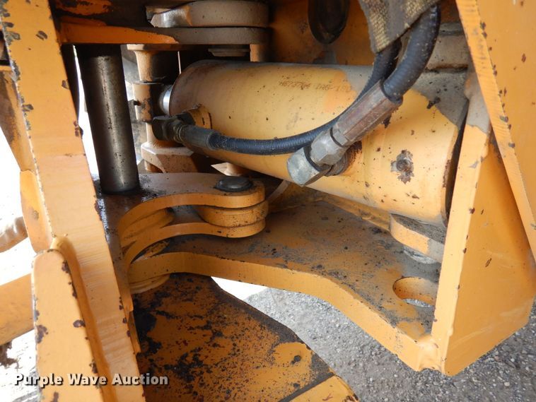 image for item MQ9312 1999 Case 660  cable plow