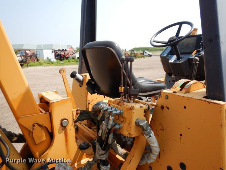image for item MQ9312 1999 Case 660  cable plow