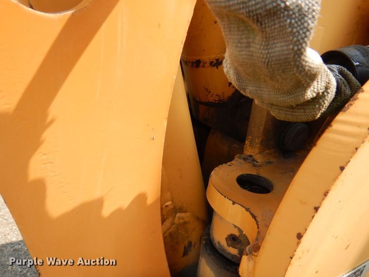 image for item MQ9312 1999 Case 660  cable plow