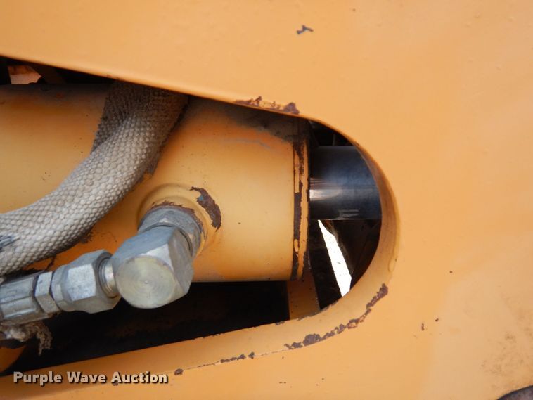 image for item MQ9312 1999 Case 660  cable plow