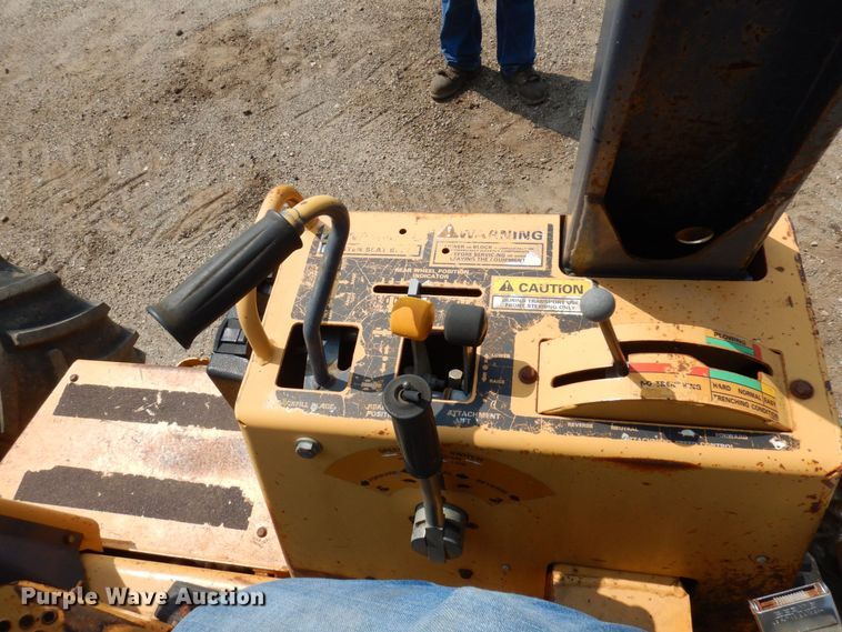 image for item MQ9312 1999 Case 660  cable plow