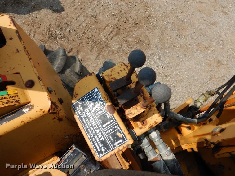 image for item MQ9312 1999 Case 660  cable plow