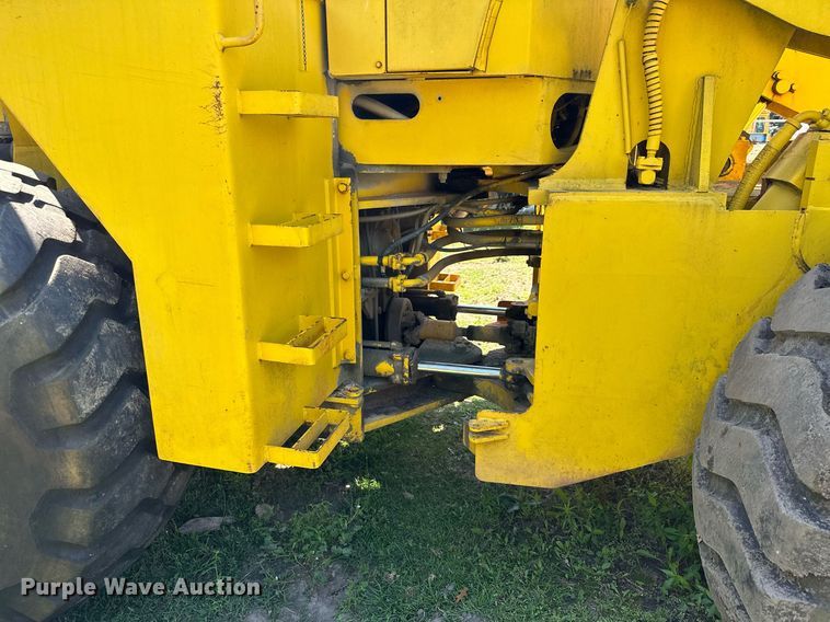 image for item MQ9321 1970 Michigan 85 wheel loader