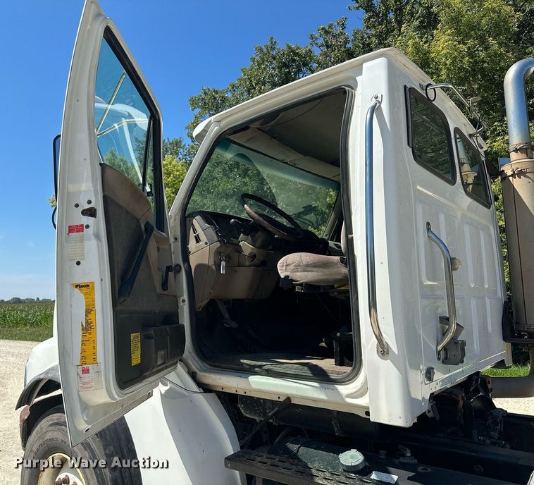 image for item MQ9322 2004 Sterling LT9500  truck cab and chassis