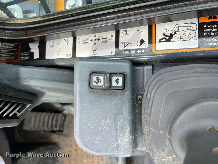 image for item NI9002 2022 John Deere 325G tracked skid steer loader