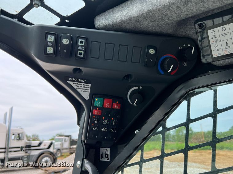 image for item NI9002 2022 John Deere 325G tracked skid steer loader