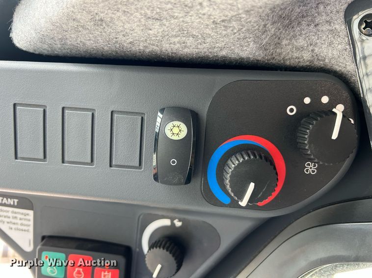 image for item NI9002 2022 John Deere 325G tracked skid steer loader