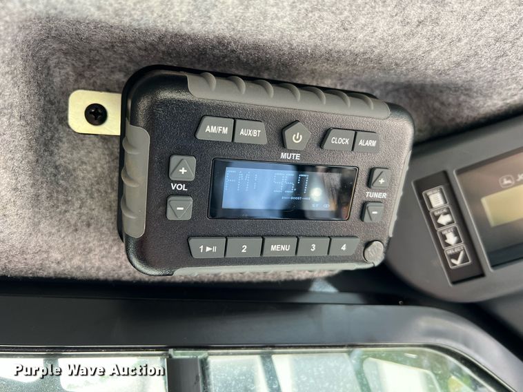 image for item NI9002 2022 John Deere 325G tracked skid steer loader