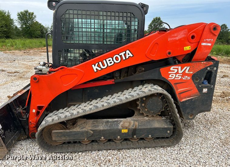 image for item NI9005 2019 Kubota SVL95-2S tracked skid steer loader