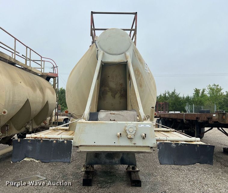 image for item NI9021 1979 Fruehauf HEB-F2-J985 pneumatic dry bulk trailer