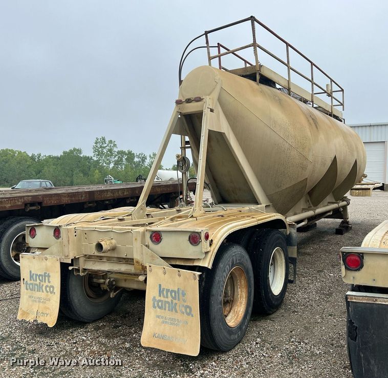 image for item NI9021 1979 Fruehauf HEB-F2-J985 pneumatic dry bulk trailer