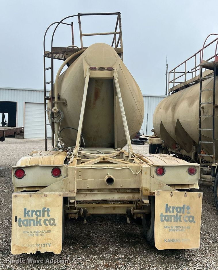 image for item NI9021 1979 Fruehauf HEB-F2-J985 pneumatic dry bulk trailer