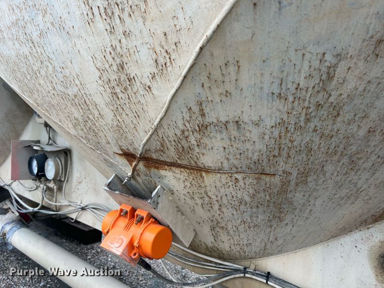 image for item NI9021 1979 Fruehauf HEB-F2-J985 pneumatic dry bulk trailer