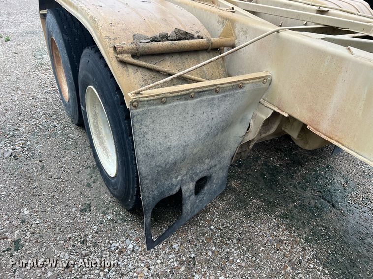 image for item NI9021 1979 Fruehauf HEB-F2-J985 pneumatic dry bulk trailer