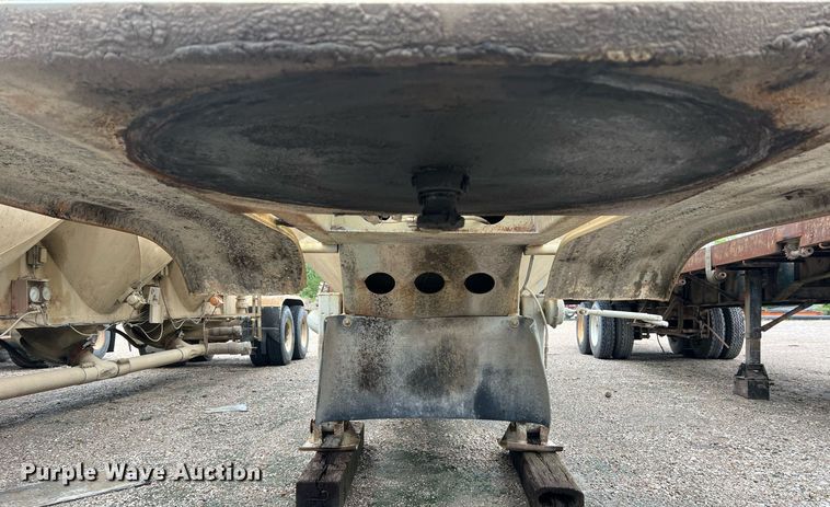 image for item NI9021 1979 Fruehauf HEB-F2-J985 pneumatic dry bulk trailer