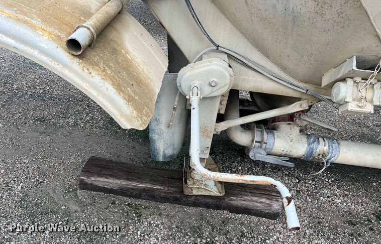 image for item NI9021 1979 Fruehauf HEB-F2-J985 pneumatic dry bulk trailer