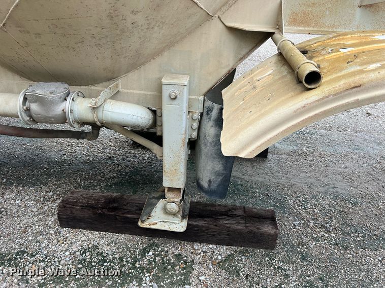 image for item NI9021 1979 Fruehauf HEB-F2-J985 pneumatic dry bulk trailer