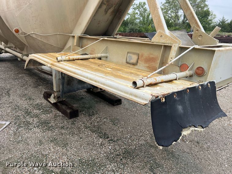image for item NI9021 1979 Fruehauf HEB-F2-J985 pneumatic dry bulk trailer