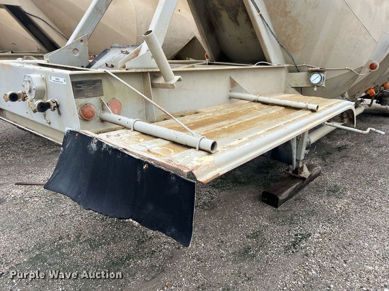 image for item NI9021 1979 Fruehauf HEB-F2-J985 pneumatic dry bulk trailer