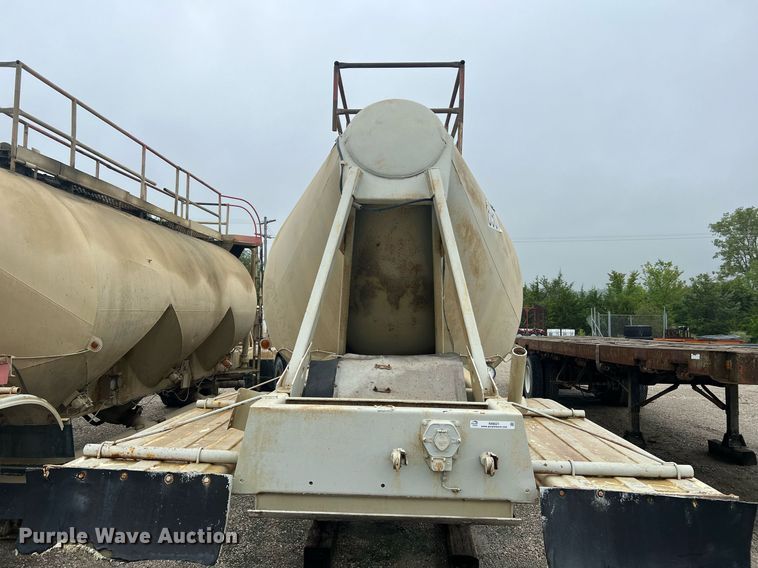 image for item NI9021 1979 Fruehauf HEB-F2-J985 pneumatic dry bulk trailer