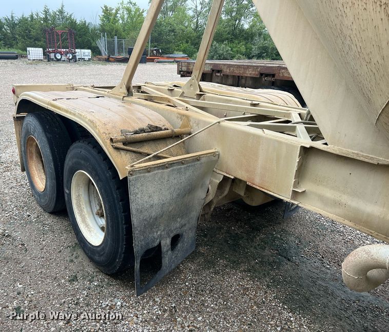 image for item NI9021 1979 Fruehauf HEB-F2-J985 pneumatic dry bulk trailer