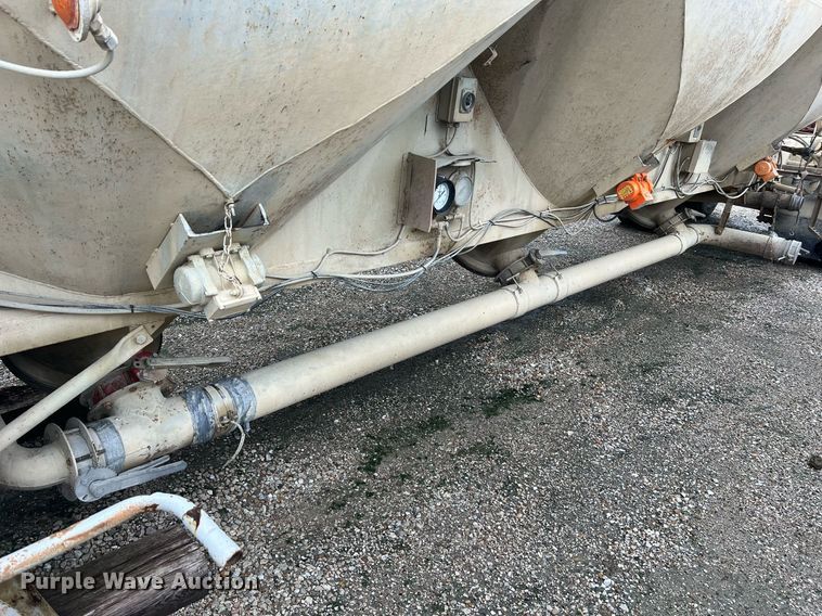 image for item NI9021 1979 Fruehauf HEB-F2-J985 pneumatic dry bulk trailer